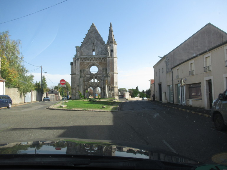 Door Chateaudun met de ruïne van een kerk 